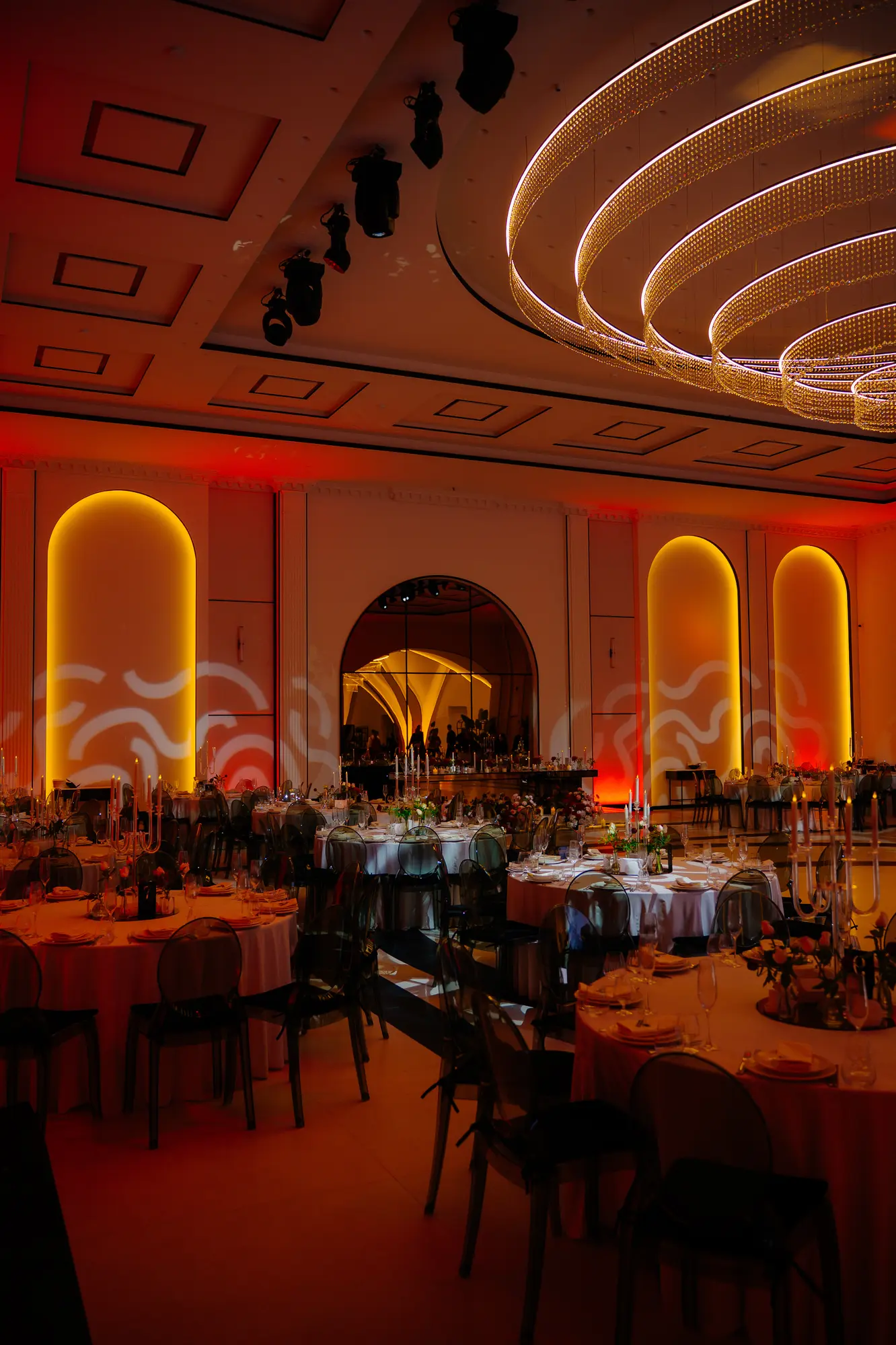 Sala Blanc în timpul light show-ului, cu arcadele luminate în chihlimbar și roșu