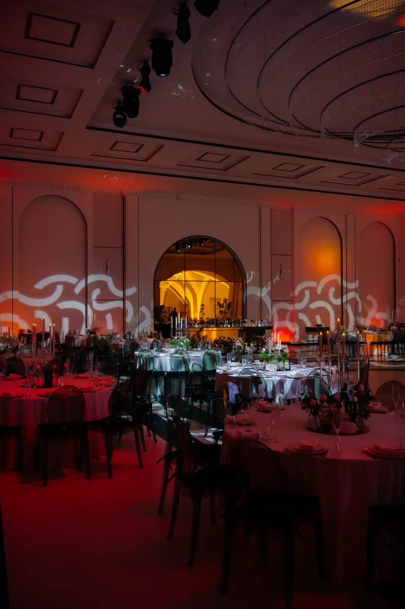 Sala Blanc aranjată pentru eveniment, cu mese rotunde și scaune transparente