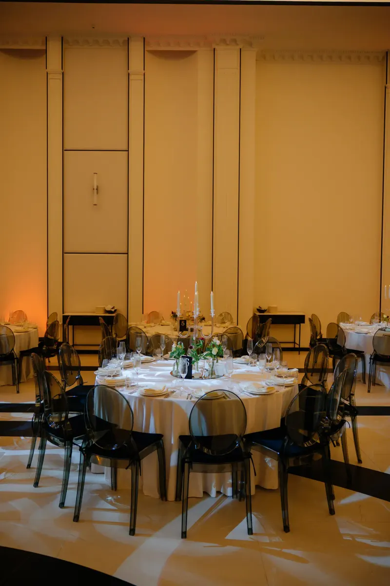 Sala Blanc aranjată pentru eveniment, cu mese rotunde și scaune transparente