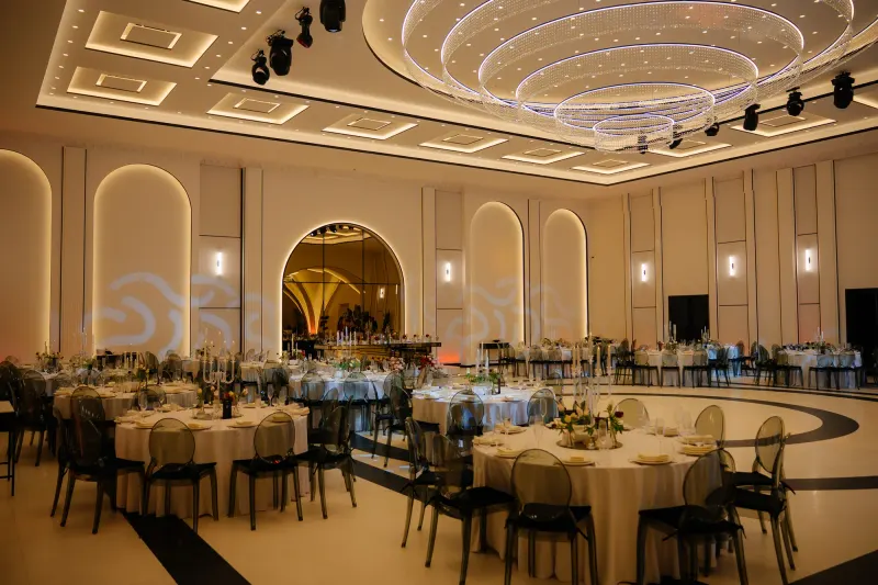Sala Blanc aranjată pentru eveniment, cu mese rotunde și scaune transparente