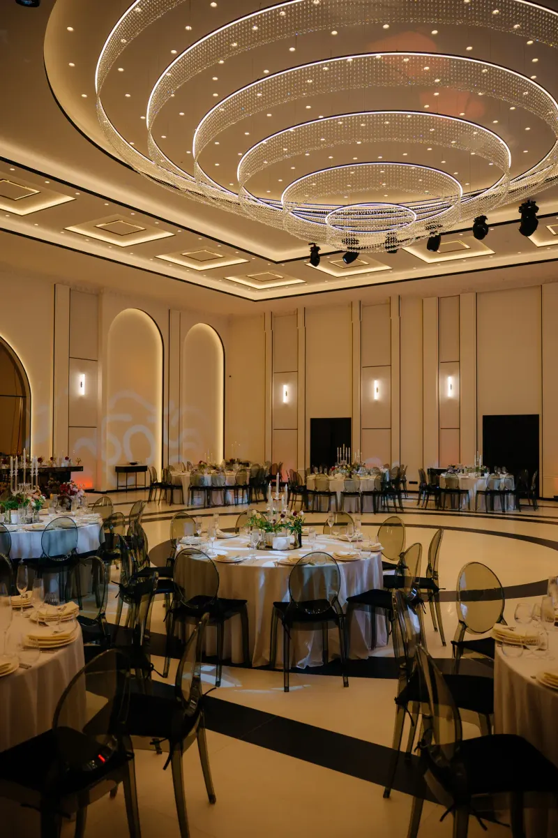 Sala Blanc aranjată pentru eveniment, cu mese rotunde și scaune transparente