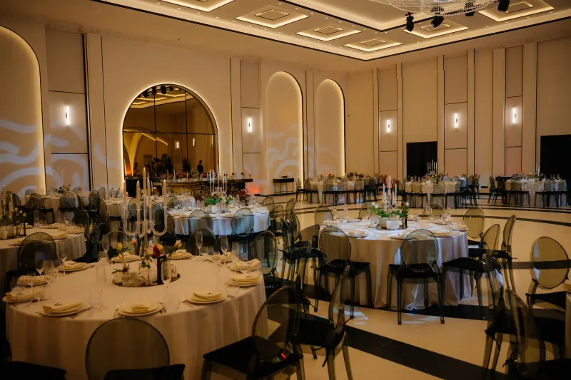 Sala Blanc aranjată pentru eveniment, cu mese rotunde și scaune transparente