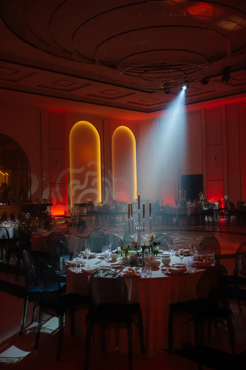 Sala Blanc în timpul light show-ului, cu arcadele luminate în chihlimbar și roșu