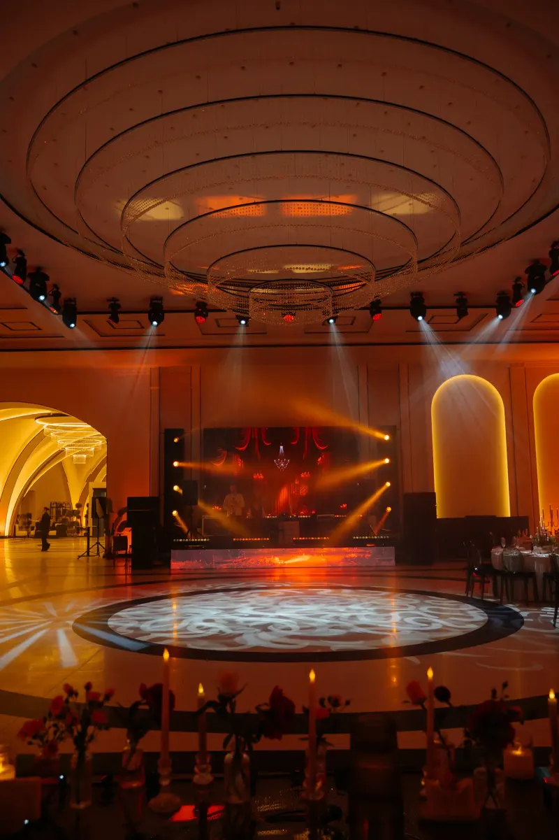 Sala Blanc în timpul light show-ului, cu arcadele luminate în chihlimbar și roșu
