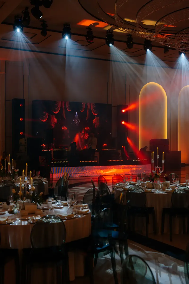 Sala Blanc în timpul light show-ului, cu arcadele luminate în chihlimbar și roșu