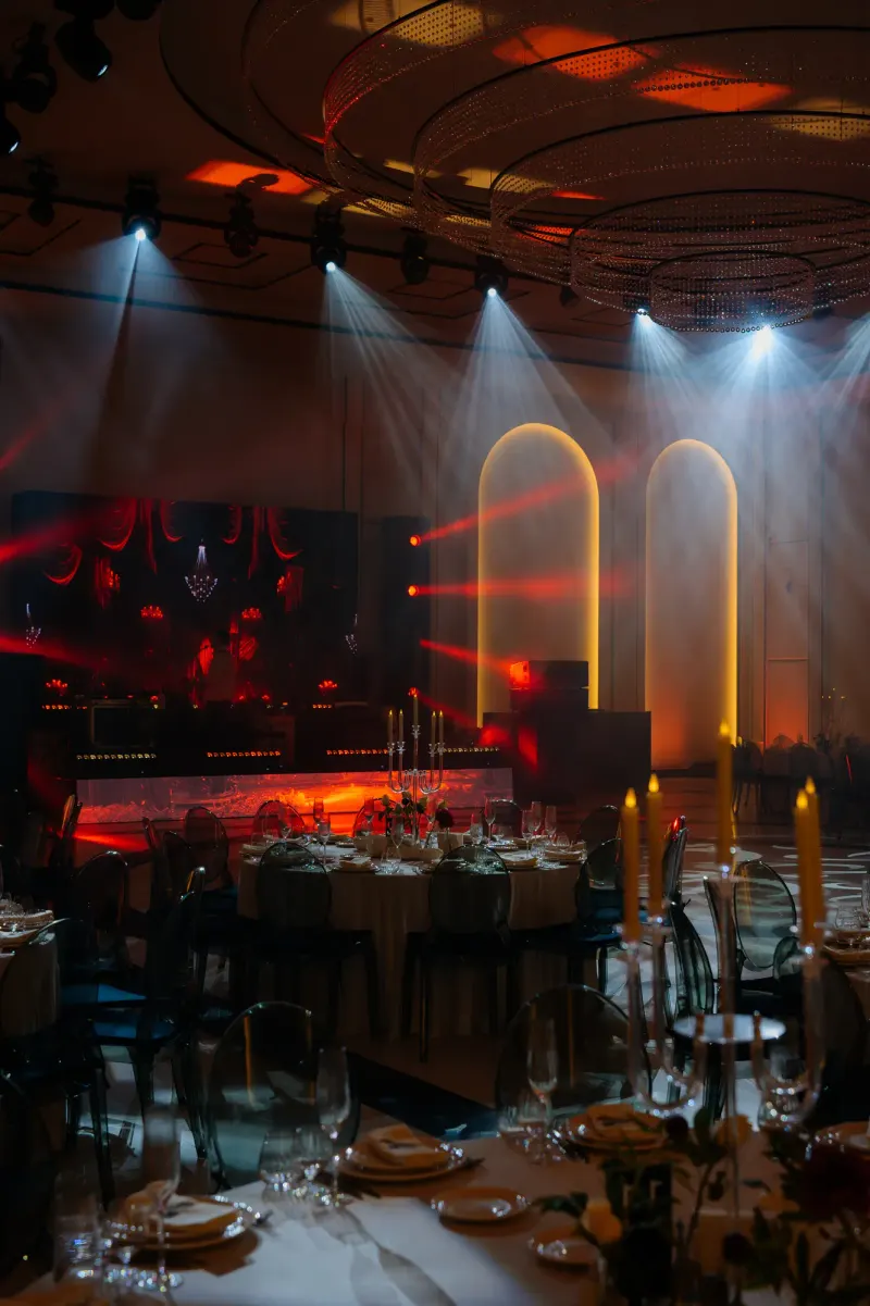 Sala Blanc în timpul light show-ului, cu arcadele luminate în chihlimbar și roșu