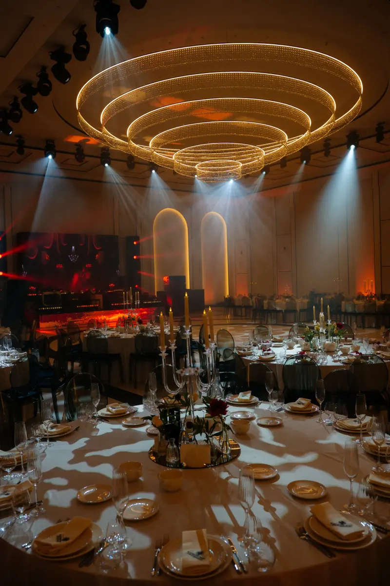 Sala Blanc în timpul light show-ului, cu arcadele luminate în chihlimbar și roșu