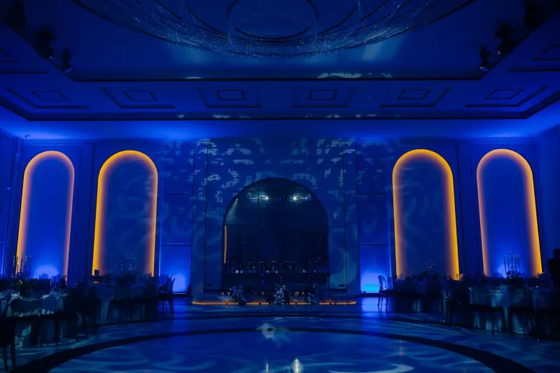 Sala Blanc scăldată în lumină albastră, cu arcadele conturate