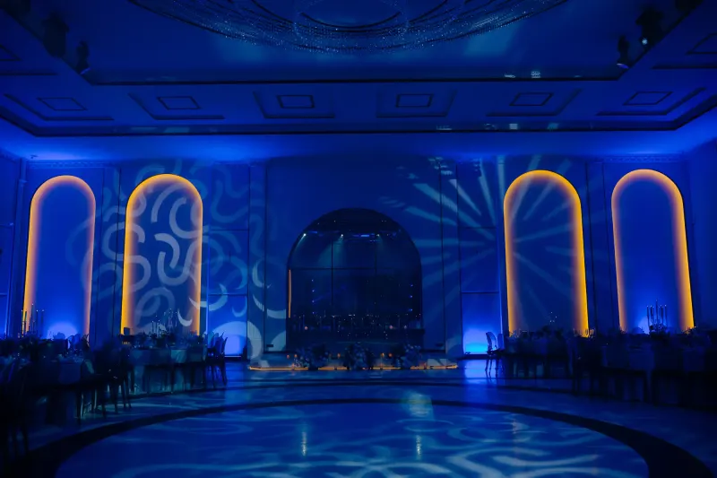 Sala Blanc scăldată în lumină albastră, cu arcadele conturate