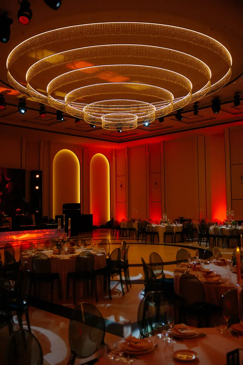 Petrecere în sala Blanc, cu arcade iluminate și ring de dans sub candelabru
