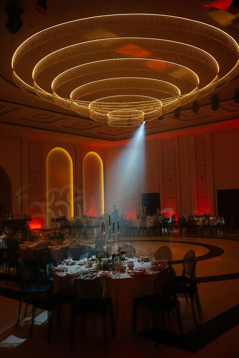 Petrecere în sala Blanc, cu arcade iluminate și ring de dans sub candelabru