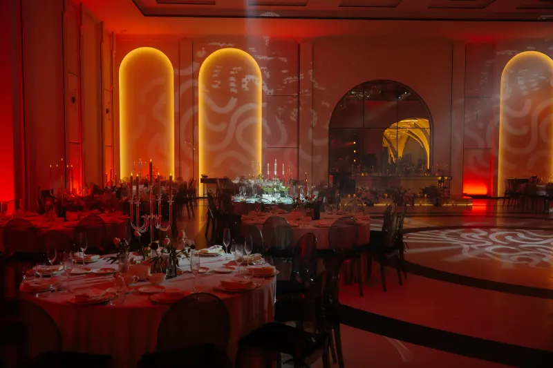 Petrecere în sala Blanc, cu arcade iluminate și ring de dans sub candelabru