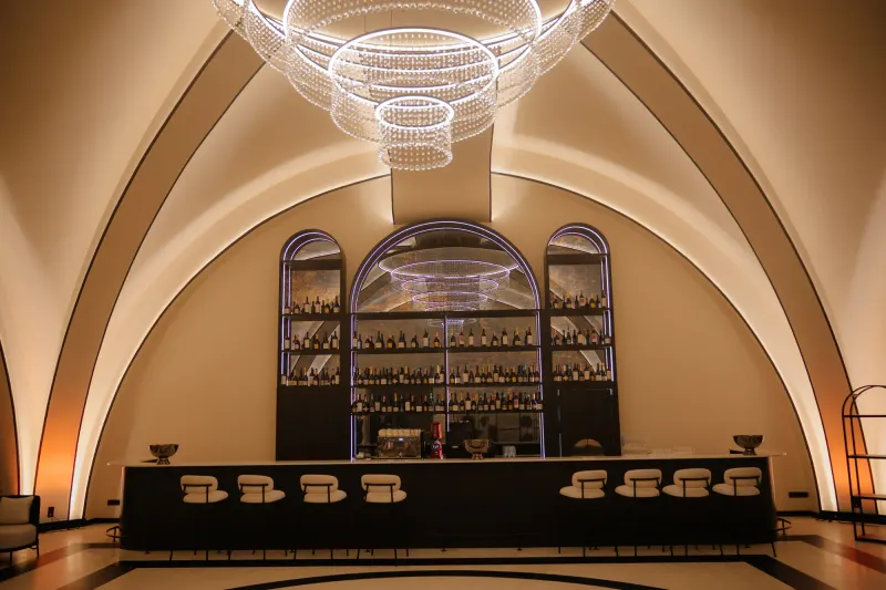 Foaierul boltit al sălii Blanc, cu candelabru din inele de cristal și arcade