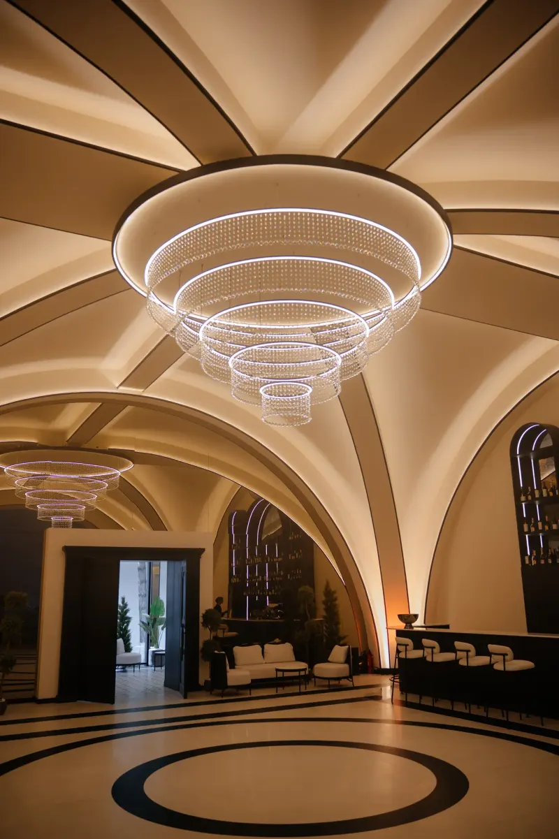 Foaierul boltit al sălii Blanc, cu candelabru din inele de cristal și arcade