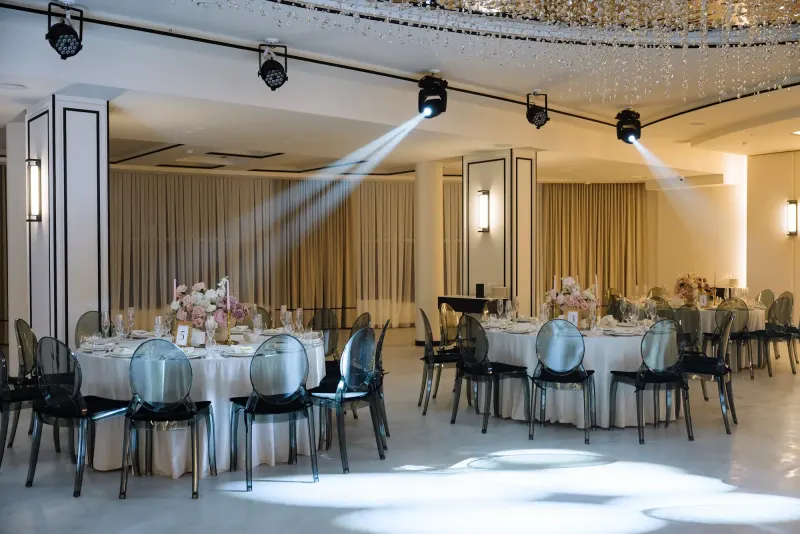 Sala Noir sub candelabrul rotund de cristal, cu mese rotunde și scaune transparente