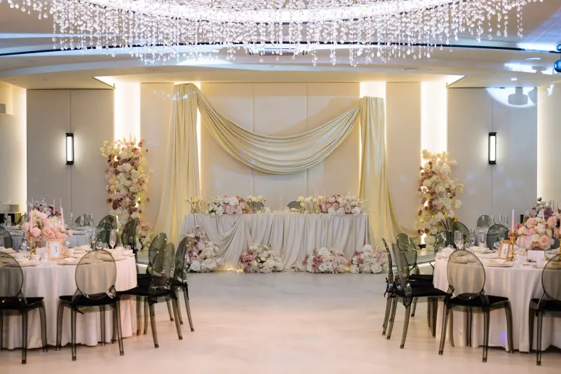 Sala Noir sub candelabrul rotund de cristal, cu mese rotunde și scaune transparente