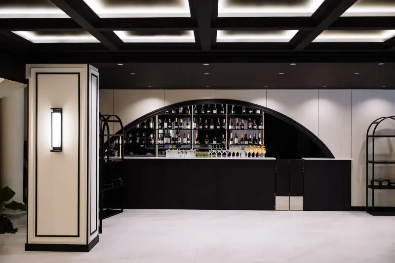 Foaierul negru al sălii Noir, cu scară, plante și bar sub arcadă