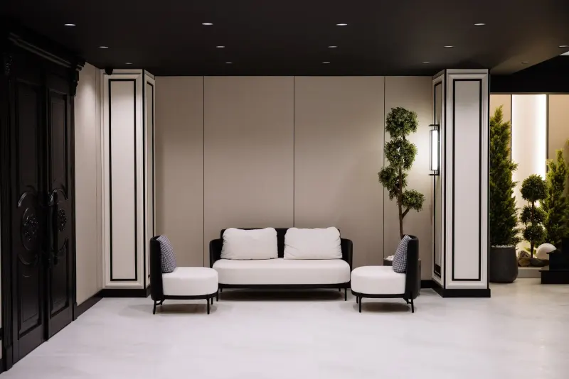 Lounge-ul sălii Noir, cu canapele albe și chenare negre